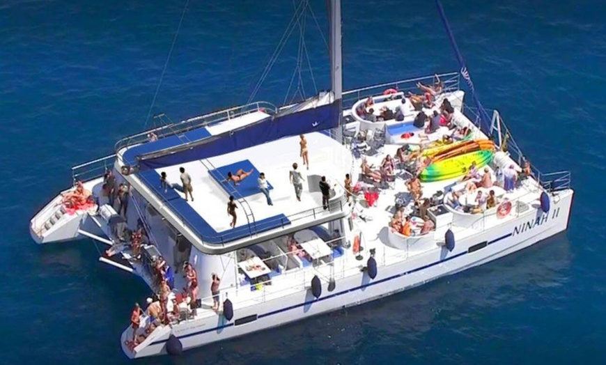 Image 6: Paseo en catamarán con baño en alta mar y bebida para niño o adulto