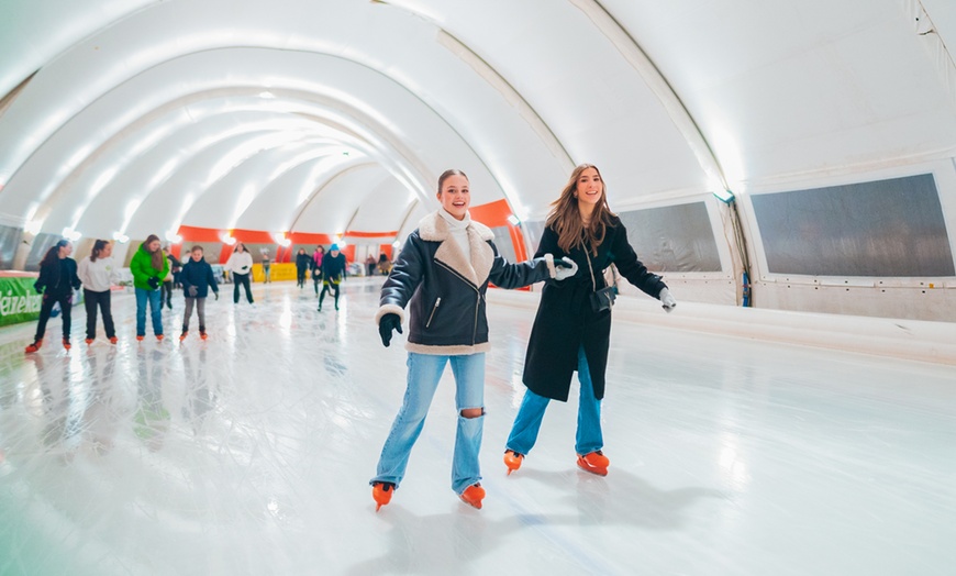 Image 1: Glijd het winterseizoen in met tickets voor de schaatsbaan Rotterdam