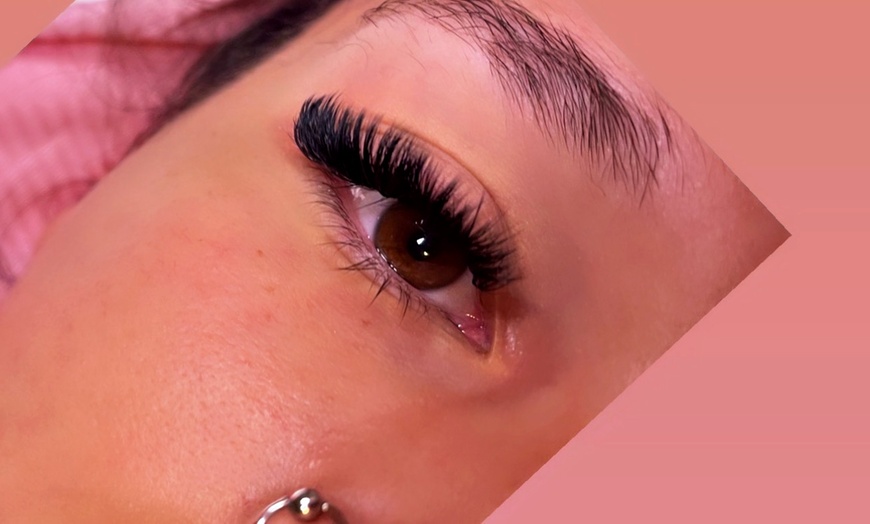 Image 8: Get Stunning Look with Full Set Eyelash Extensions
