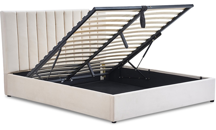 Image 7: Lit coffre Giulia en velours beige, Maison Aubertin