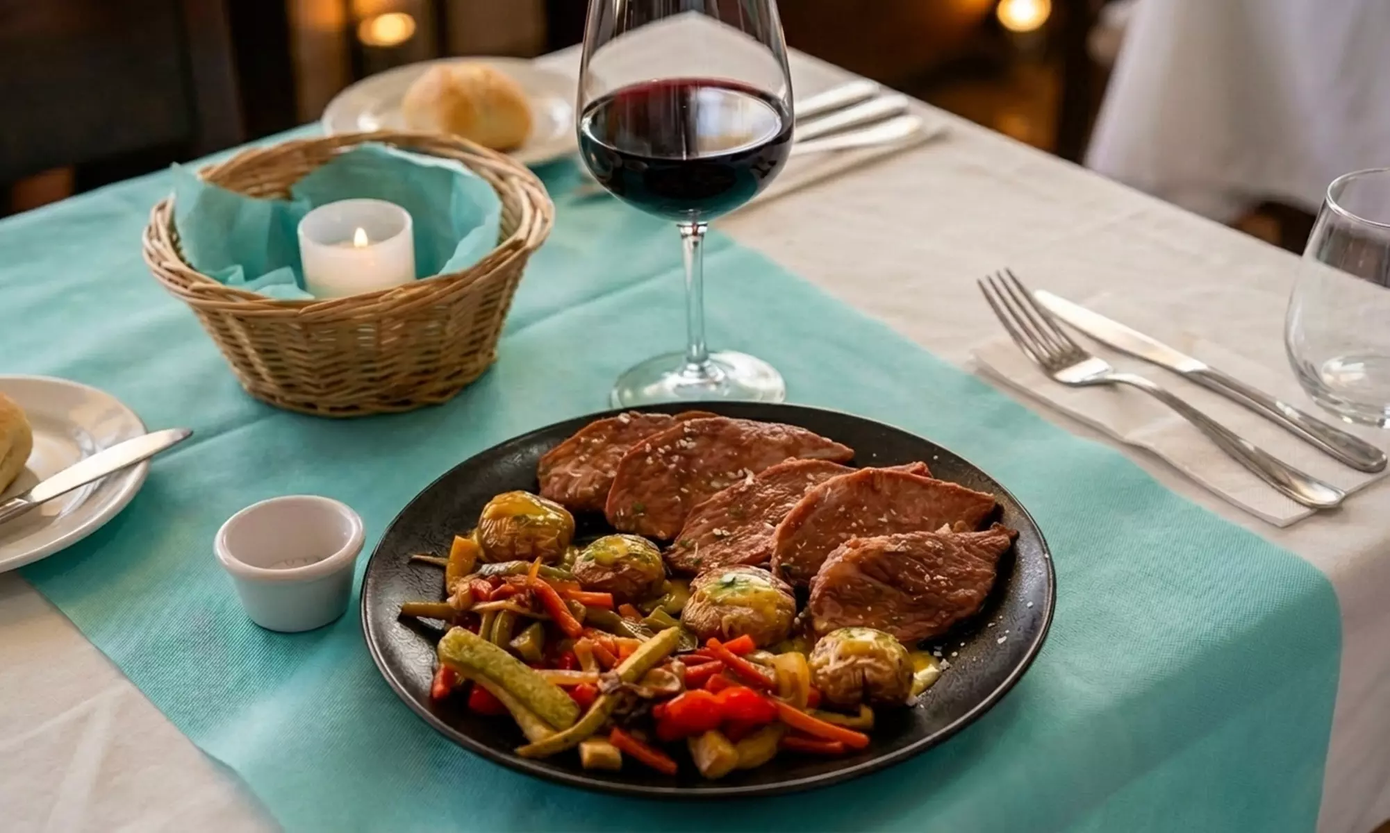 Menú con aperitivo, entrante, principal, postre y bebida para 2 o 4