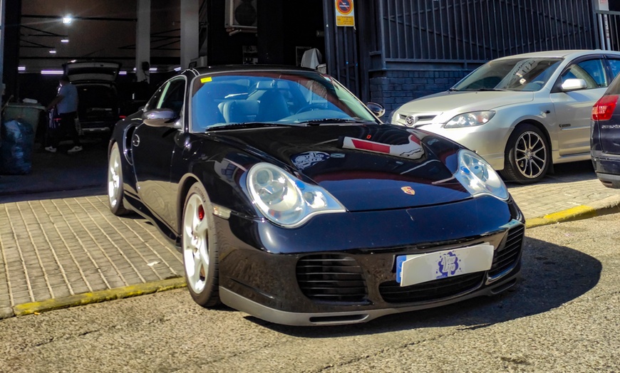 Image 4: Lavado de coche interior y exterior con opción a encerado o tapicería