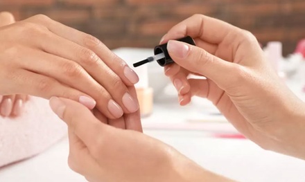 Pose de vernis semi permanent de couleur aux mains sans beauté des mains