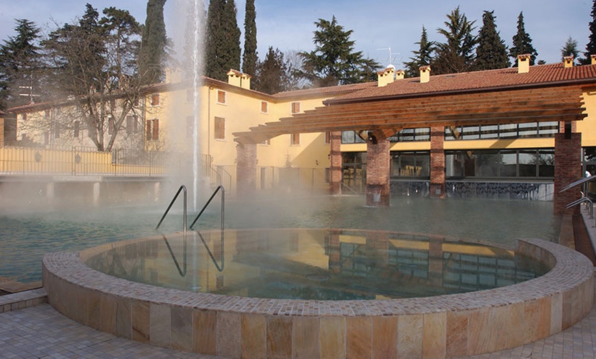 Image 2: Benessere e natura sul Lago di Garda