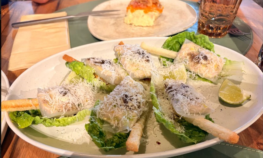 Image 23: Menú fusión para 2 o 4 personas con postre y opción a botella de vino