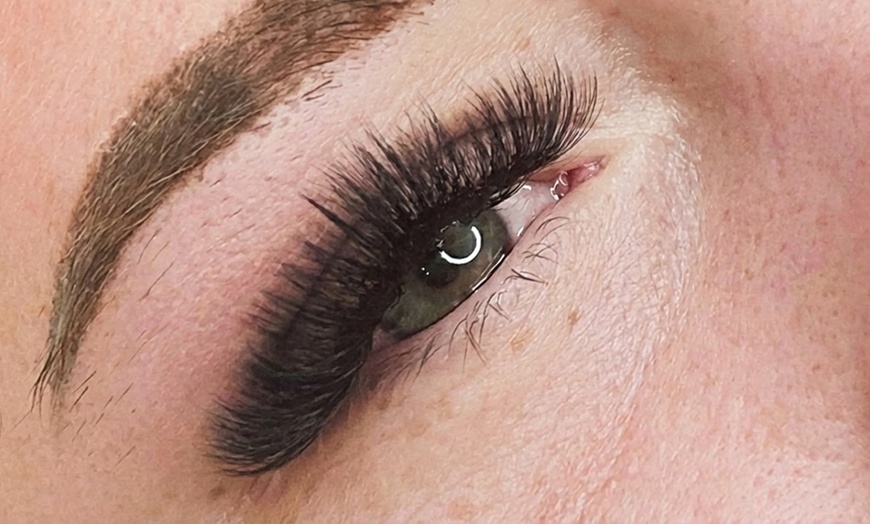 Image 4: Classic, Hybrid or Volume Full Set of Eyelash Extensions