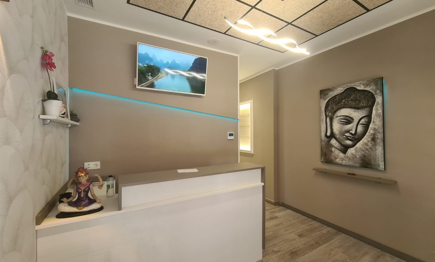 Image 3: Sesión de reflexología podal con masaje de piernas o cuerpo entero