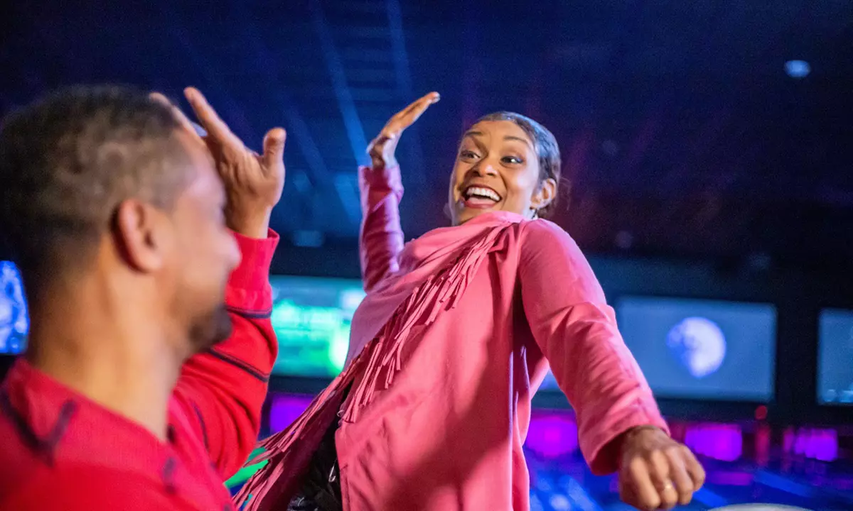 1-Hour Lane & Shoe Rental for 2, 4, or 6 at Lakeside Entertainment