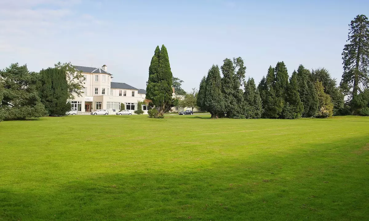 4* Kent: Double or Family Room with Optional Breakfast, Drink & More