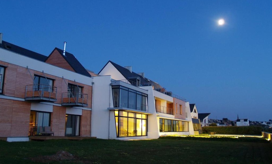 Image 10: Finistère en 4* : chambre double avec balcon vue jardin, option pdj