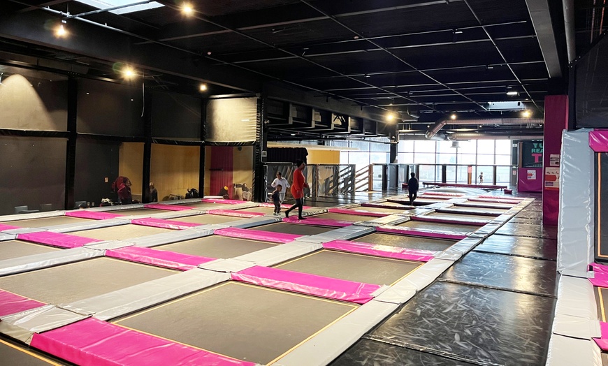 Image 1: Entrée d'1h à 2h pour 1 ou 2 pers. au trampoline park du Palladium