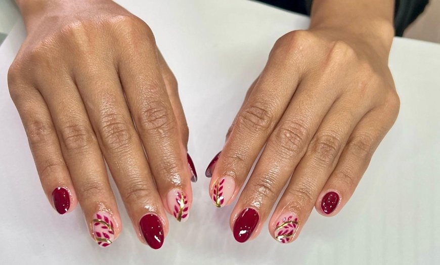 Image 1: Sesión de manicura y/o pedicura con esmaltado normal o semipermanente