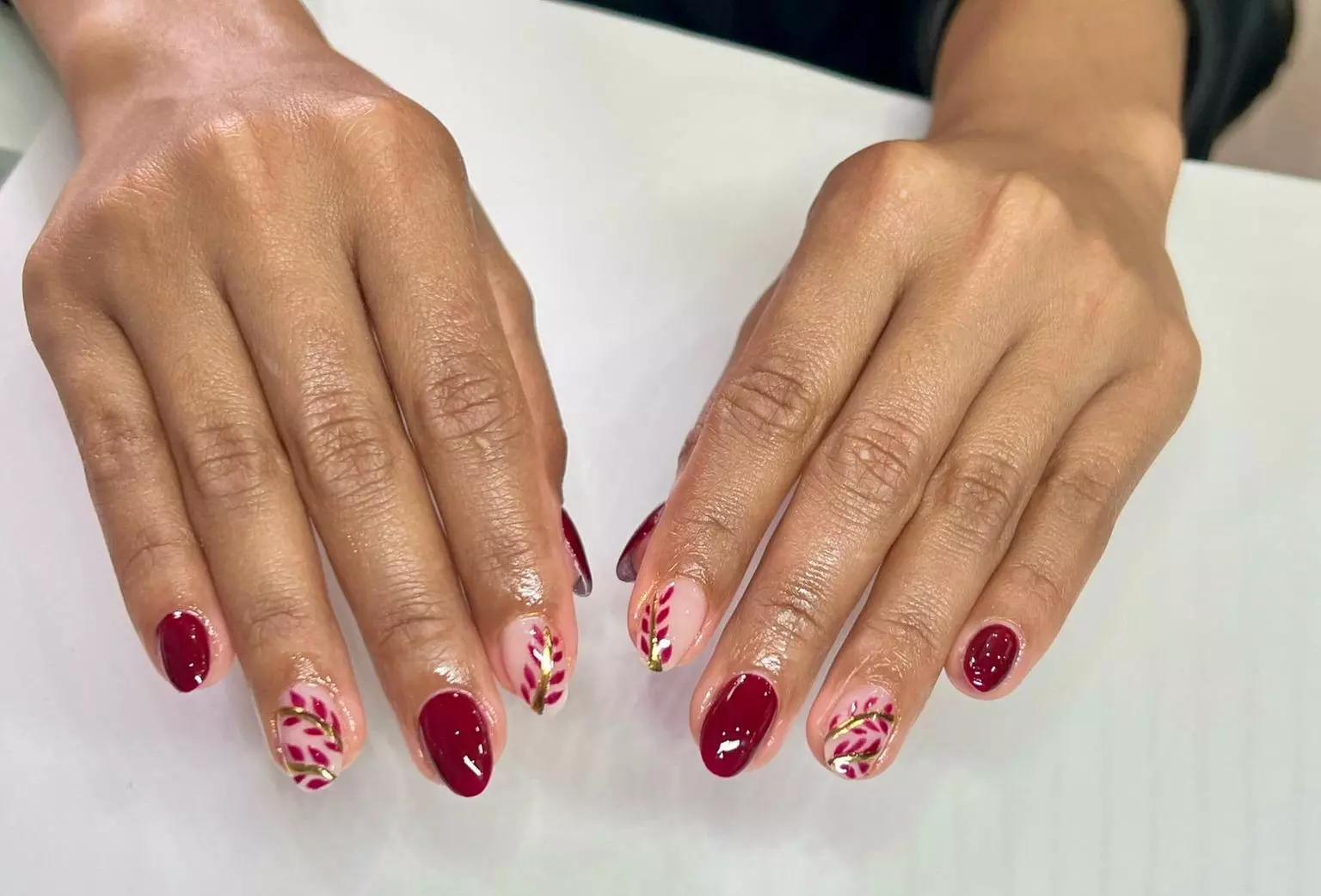 Sesión de manicura y/o pedicura con esmaltado normal o semipermanente para 1 persona; ahorra hasta un 43% - Primary Image