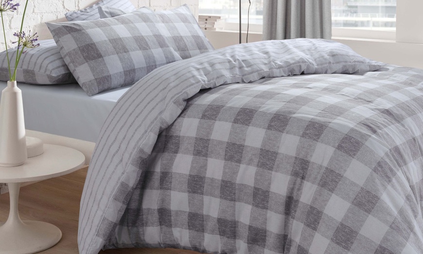 Image 3: Easy Care Duvet Set
