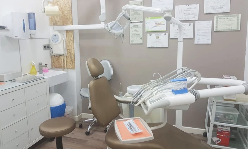 Image 2: Sonrisa radiante: limpieza bucal con opción a blanqueamiento led