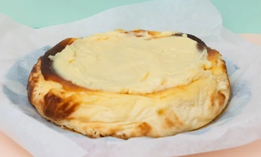 Image 7: Tarta de queso, zanahoria o chocolate de 2 kg para cualquier ocasión 