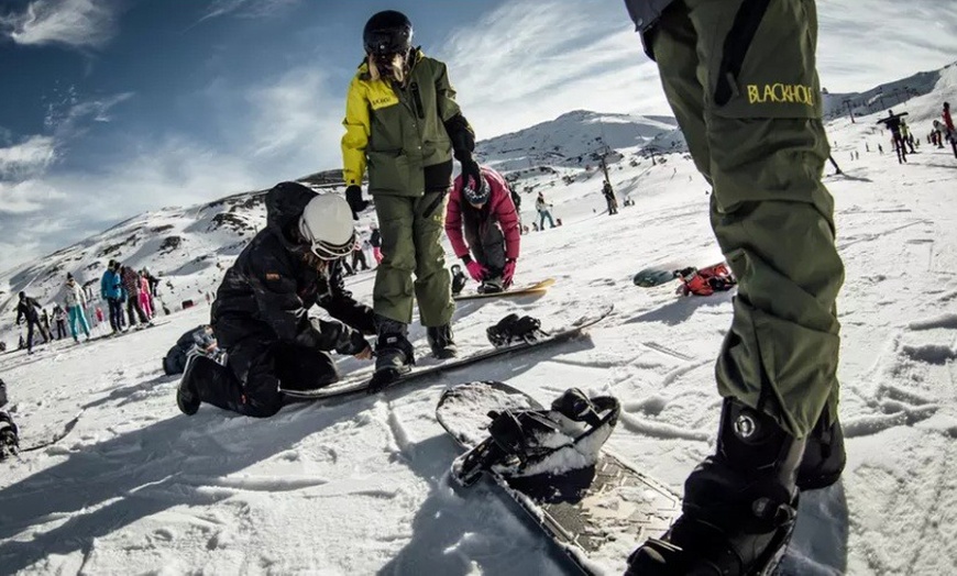 Image 3: Clase de 2 o 4 h de esquí o snowboard para 1 o 2 con equipo incluido