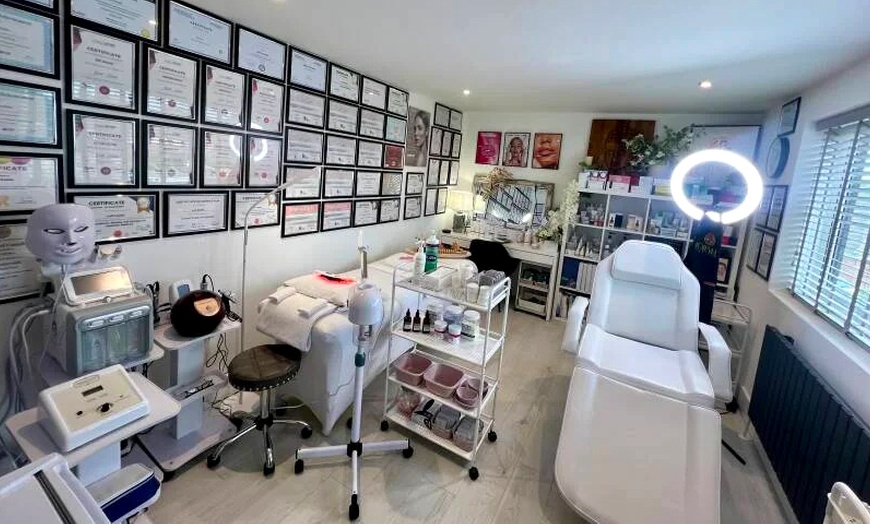 Image 2: Spoil Someone Special: Luxury Facial & Full-Body Pampering Retreat