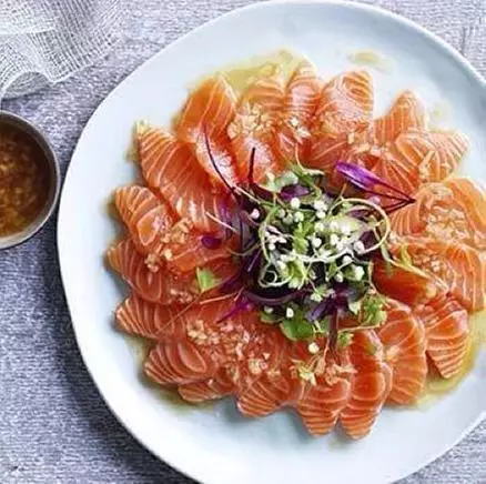 Sushi-Platte mit Vorspeise