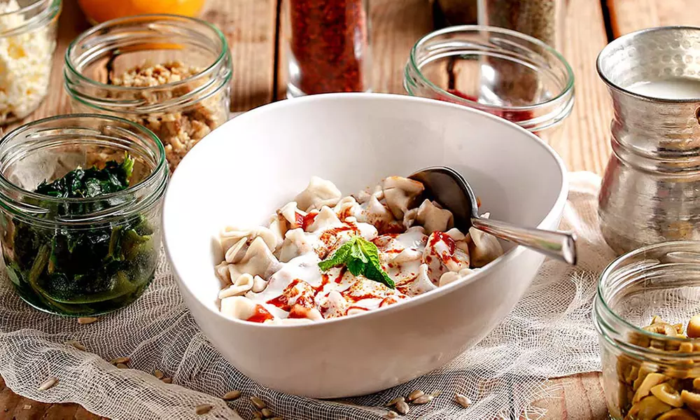 Hausgemachte Manti inkl. Topping und Getränk für 1 bis 4 Personen