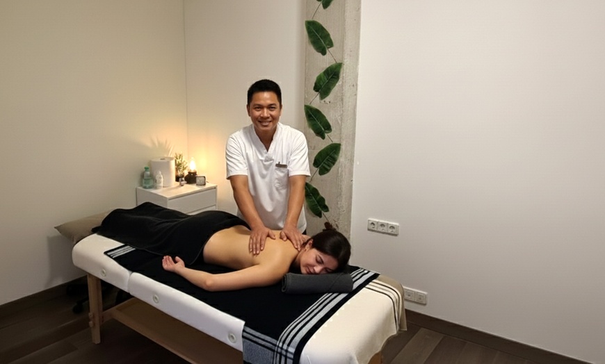 Image 1: 50 o 70 minutos de masaje oriental filipino para 1 persona 
