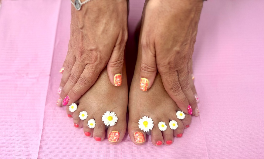 Image 1: Manicura o pedicura semipermanente y opción a refuerzo para 1 persona