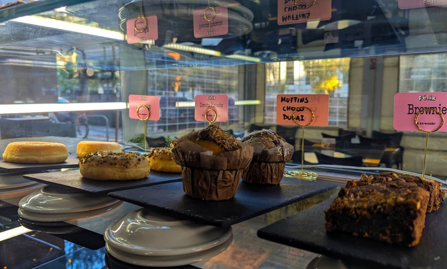 Image 17: Menú de brunch o merienda con platos salados, dulces, cafés y zumos