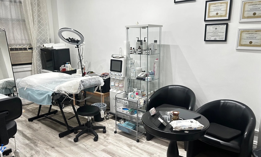 Image 2: 45- or 60-Min 7D HIFU Treatment for Face & Neck Tightening