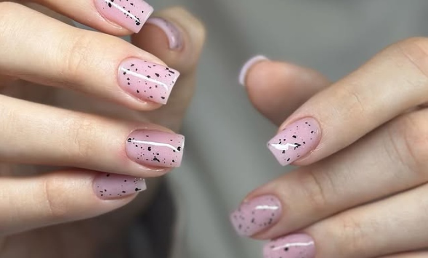Image 2: Mani- und Pediküre mit optionalem Gellack, Fußmaske und Getränk