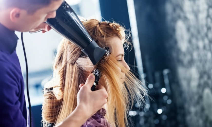 Image 4: Corte de pelo, brushing y opción a tinte de raíz, completo o mechas