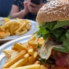 Image 1: Burger-Menü mit Burger, Getränk und Pommes frites für 1 - 4 Personen