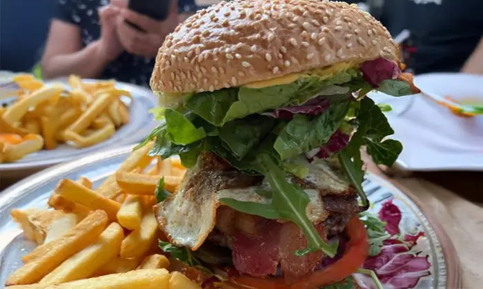 Burger-Menü mit Burger, Getränk und Pommes frites für 1 - 4 Personen