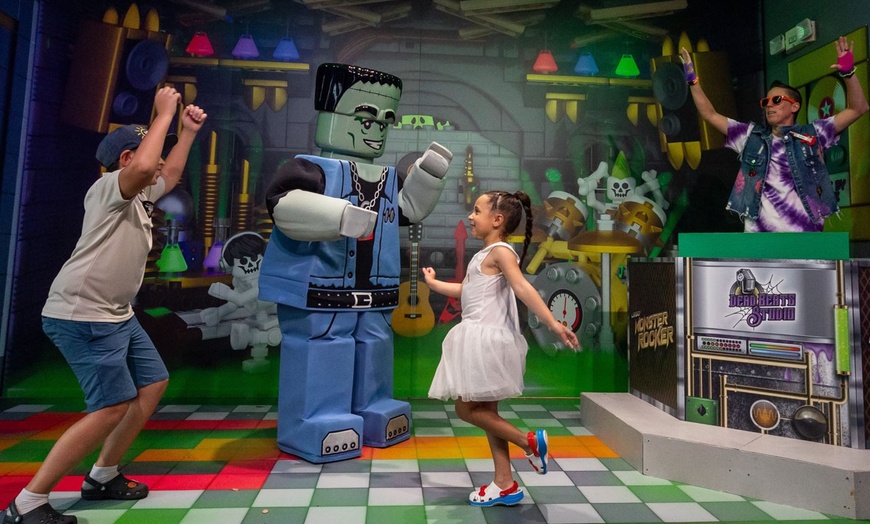 Image 6: Stay near LEGOLAND® with playful pools & kid-friendly rooms