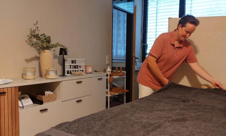 Image 3: 30-60 Min. Aromaöl-, Rücken-/ Nacken, Fußreflex- oder Migräne-Massage
