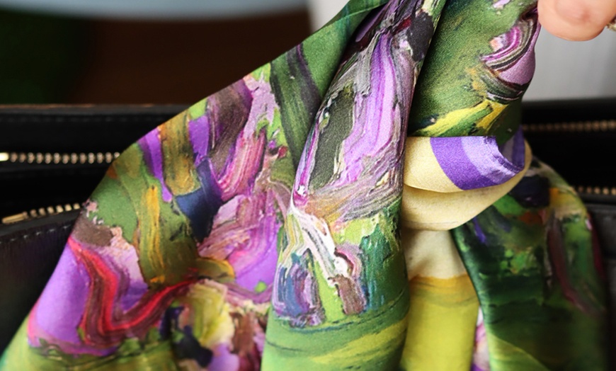 Image 8: Foulard en soie avec motif 