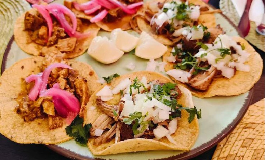 Image 3: Menú mexicano para 2 con postre, bebida y opción a margarita o cóctel