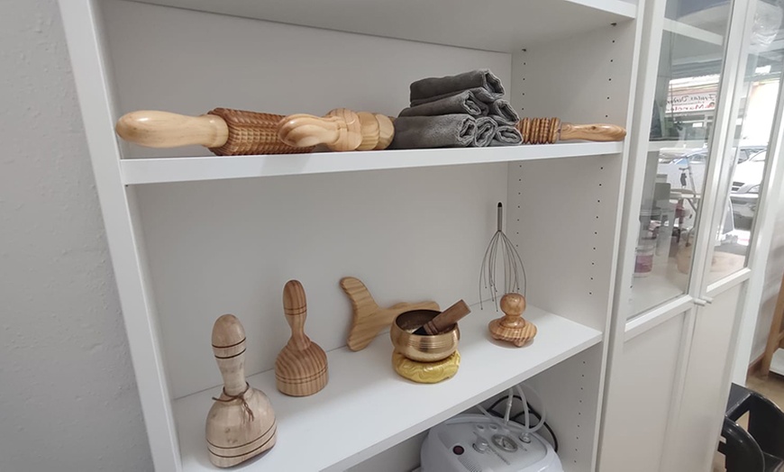 Image 6: Masajes de 1h o 90 minutos con cañas de bambú, craneal o reflexología