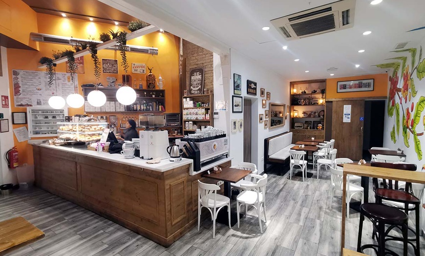 Image 21: Brunch o merienda  para 2 o 4 con platos dulces, salados y bebidas