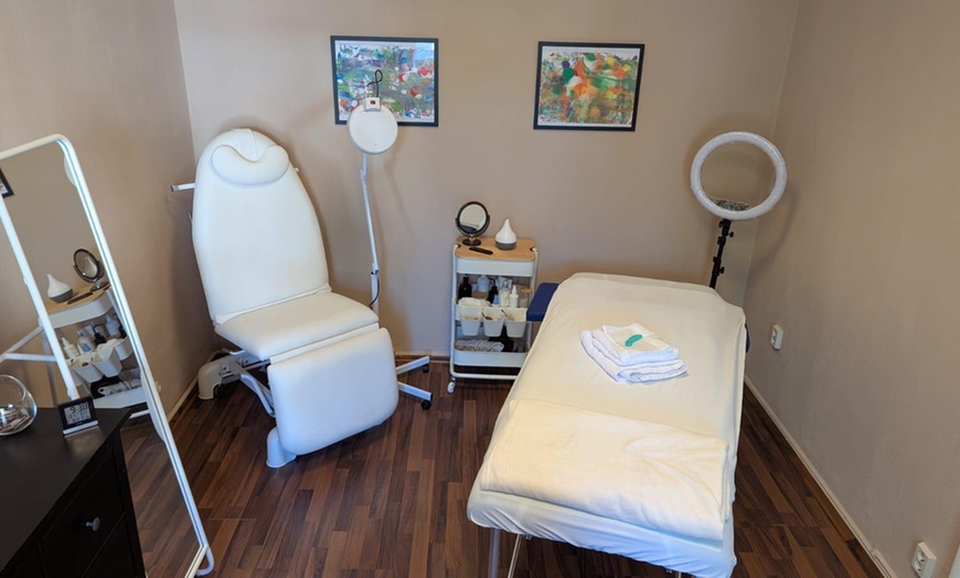 Image 3: 60 Min. Gesichtsmassage inkl. Kopf- oder Nackenmassage für 1 Person