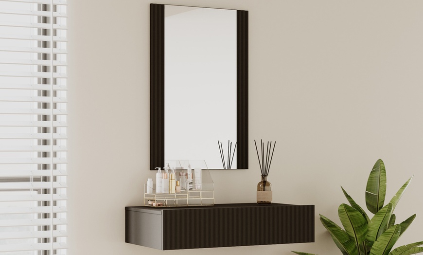 Image 10: Tocador acanalado con cajón y espejo 