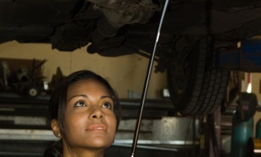 Image 4: Oil Change Options with Free Premium Washer Fluid & Protectant