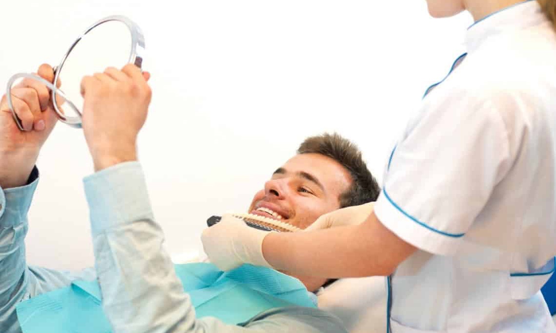 Zahn-Bleaching beider Zahnbögen mit LED- od. Beyond-Lampe für 1 Person