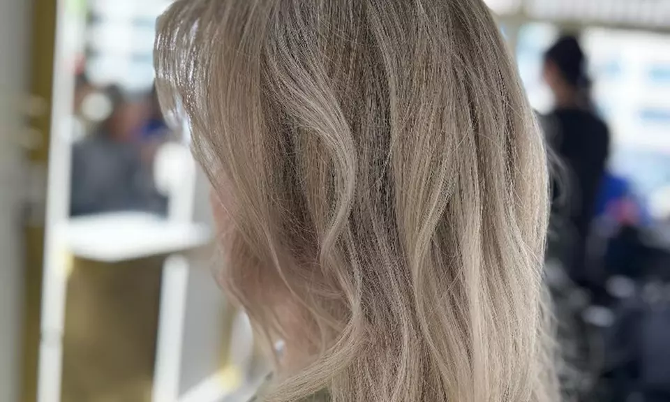 Haarschnitt / Strähnen / Dauerwelle / Glättung, einlösbar für Damen