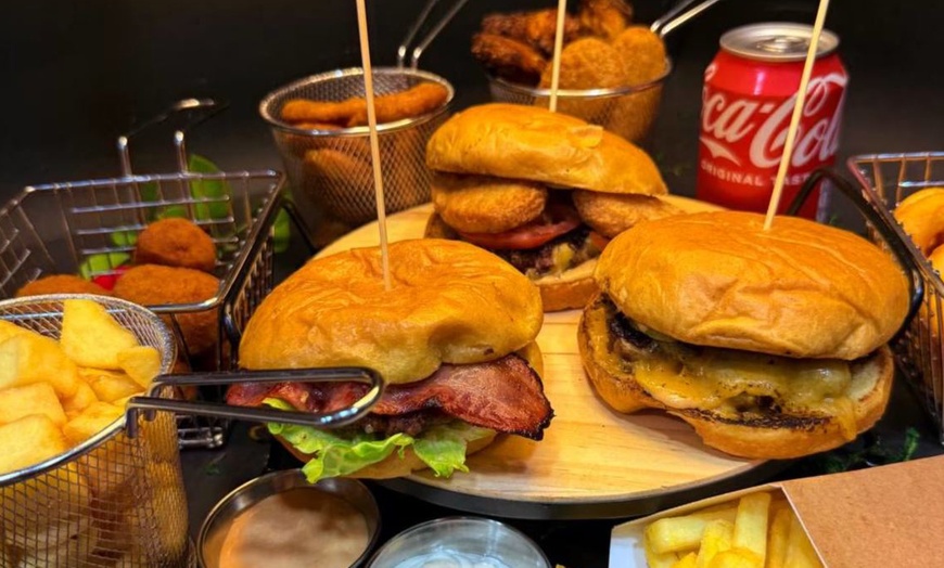 Image 1: Menú de pizza o hamburguesa con patatas y bebida para 2 o 4 personas