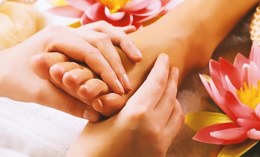 Image 2: ¡Libera tensiones! Masaje a elegir de 50 o 90 minutos para 1 persona