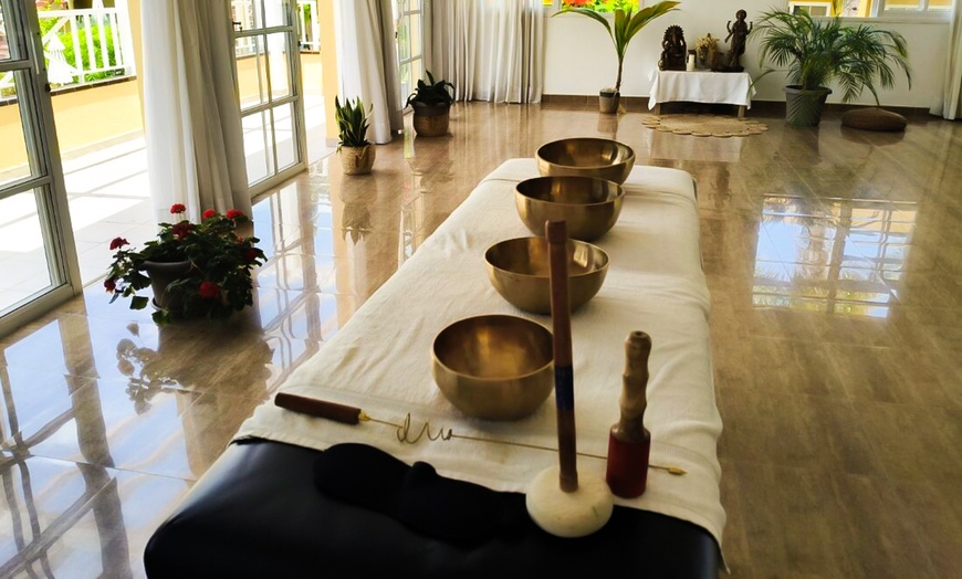 Image 5: Masaje con cuencos sonoros y reflexología podal para 1 o 2 personas 