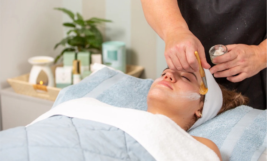 Image 2: Up to 64% Off on Couples Massage- Twelvetree 