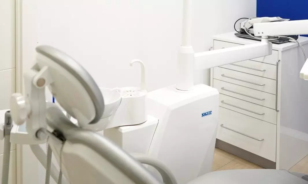 Colocación de hasta 6 implantes dentales con corona, con revisiones