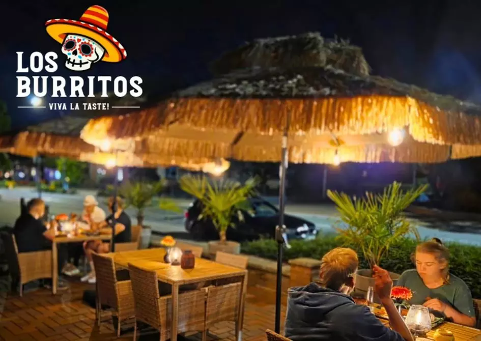 Nachos for Friends mit 4 Burritos und 4 optionalen Getränken nach Wahl