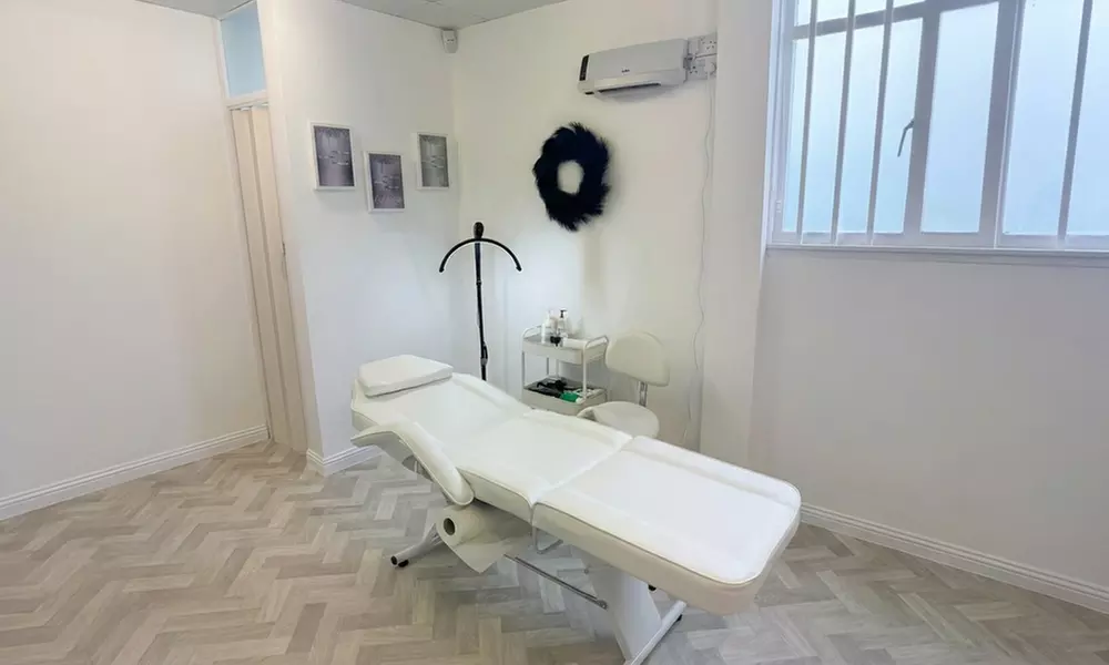 Transform Your Eyes: Full Set of Hybrid or Classic Eyelash Extensions